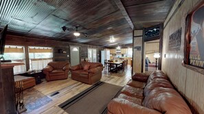 TV, fireplace, DVD player - Line Shack on Tenderfoot Trail with High Speed Wifi (Red River)