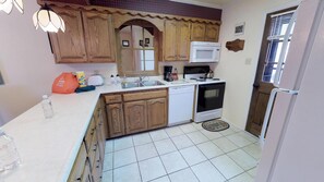 Horno, parrilla de estufa, lavavajillas y cafetera y tetera 