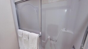 Sèche-cheveux, serviettes fournies, shampoing