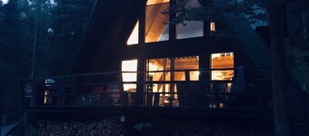 Cabine en A dans la haute vallée. Calme et isolé, animaux acceptés, peut accueillir 6 personnes, télévision par satellite,