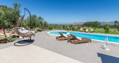 Tennis * Pool with Hydromassage * Walk to Taverna & Supermarket