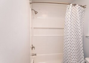 Combined shower/bathtub, hair dryer, towels