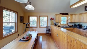 Ofen, Herdplatte, Geschirrspüler, Wasserkocher mit Kaffee-/Teezubehör