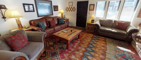 Fernseher, Kamin, DVD-Player