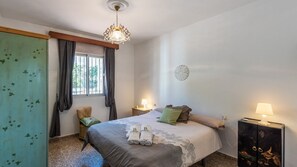 6 bedrooms, iron/ironing board, travel cot, WiFi