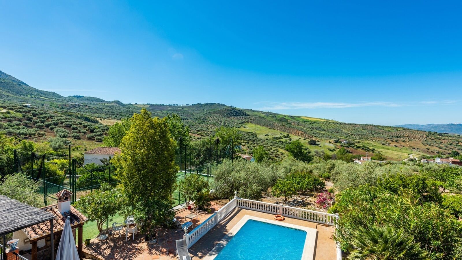Una piscina con vistas a un paisaje montañoso.