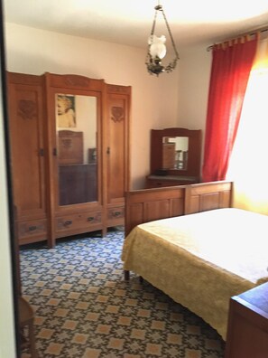 3 makuuhuonetta, työpöytä, silitysrauta/-lauta, vauvan matkasänky