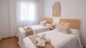 4 slaapkamers, een strijkplank/strijkijzer, reisbedje, wifi