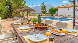 Outdoor dining - Rocio y Paloma Viñuela by Ruralidays (Málaga)