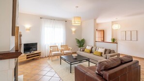 TV, fireplace, DVD player, stereo - Rocio y Paloma Viñuela by Ruralidays (Málaga)