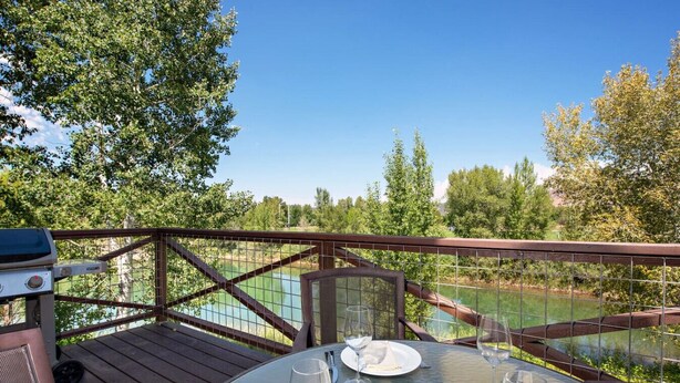 An outdoor dining area with a view of a lake, surrounded by trees and a metal railing. - Lakeside Home w/Views Near Basalt, 18 Mi. to Aspen (Basalt)
