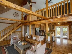 智能電視、壁爐、DVD 播放機