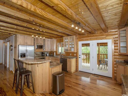 Eden Log Cabin / Near Lake & Ski Resorts