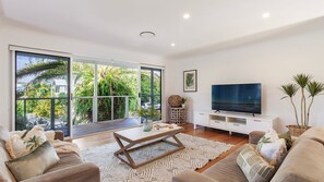 TV - 20 Ray Street, Sunshine Beach (Sunshine Beach)