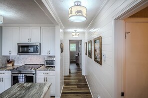 Réfrigérateur, micro-ondes, lave-vaisselle, cafetière/bouilloire