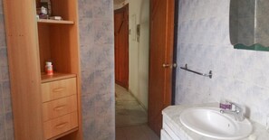 Baignoire, sèche-cheveux, serviettes fournies, savon