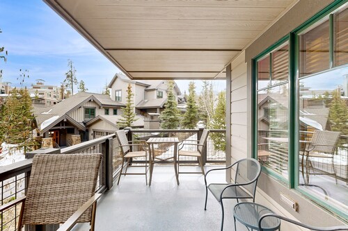 Convenience, mountain luxury & shared hot tubs/pool Walk to gondola