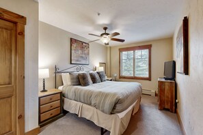 2 عدّة غرف نوم ومكواة/لوح كي وواي فاي وملاءات أسرّة