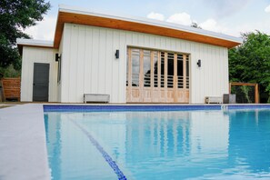 Outdoor pool, pool loungers - Farmstead Round Top (Round Top)