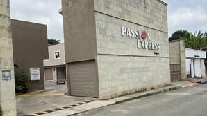 Un edificio con un cartel que dice "PASSION EXPRESS" en la fachada.