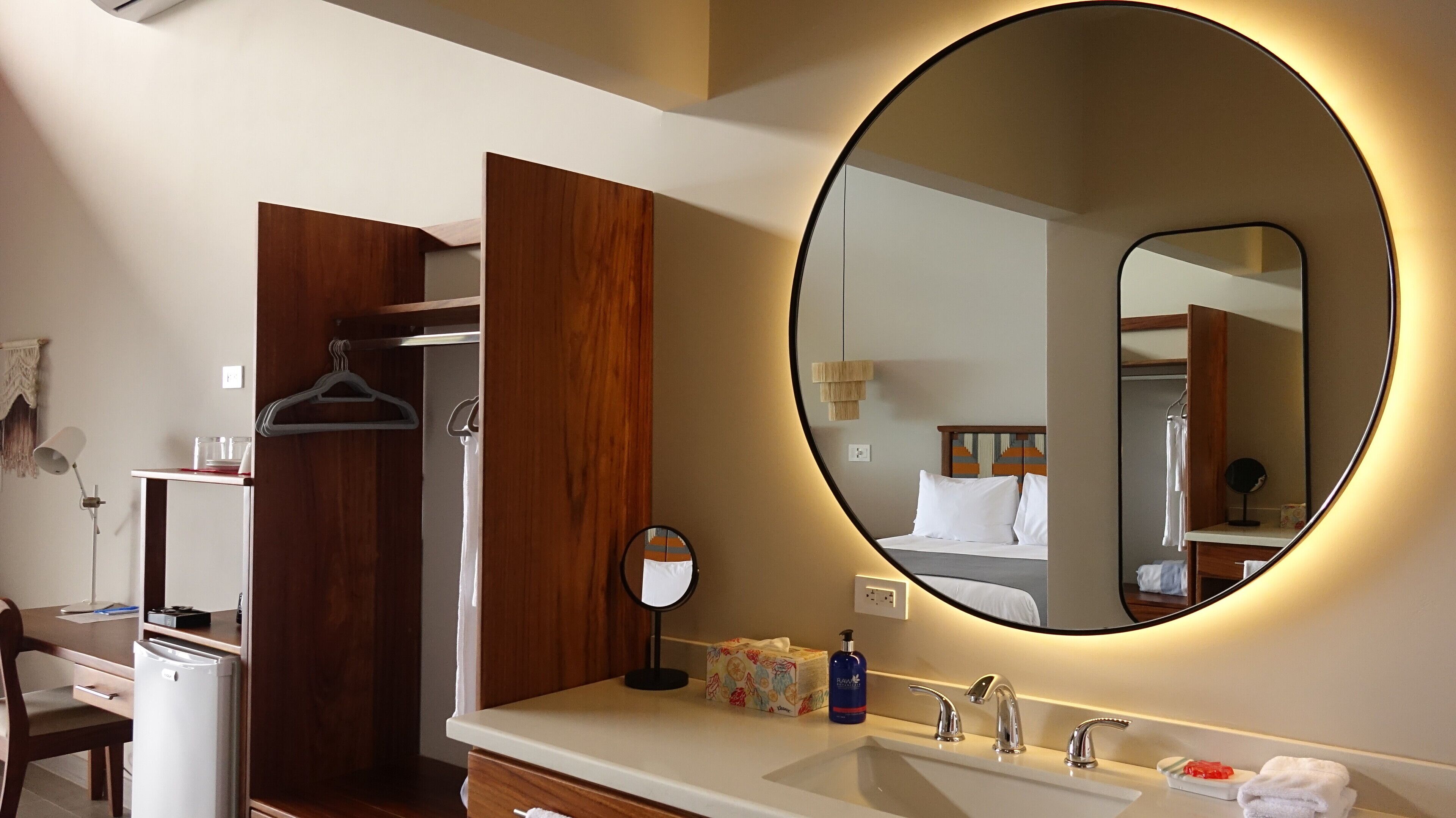 低反発ベッド、セーフティボックス (室内)、客室ごとに異なる装飾、客室ごとに異なるインテリア