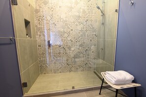 Habitación Deluxe doble de uso individual | Baño | Ducha, cabezal de ducha tipo lluvia, secador de pelo y albornoces