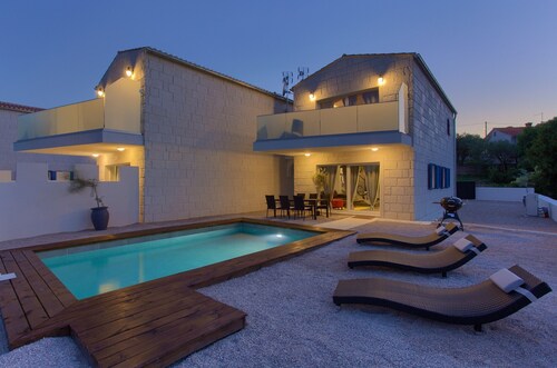 Pax houses with private pool