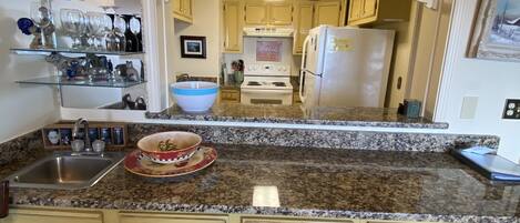 Réfrigérateur, four à micro-ondes, un four, lave-vaisselle