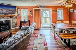 Fernseher, Kamin, DVD-Player