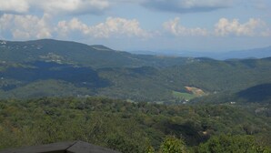 Vista panorámica de un paisaje montañoso con edificios dispersos.
