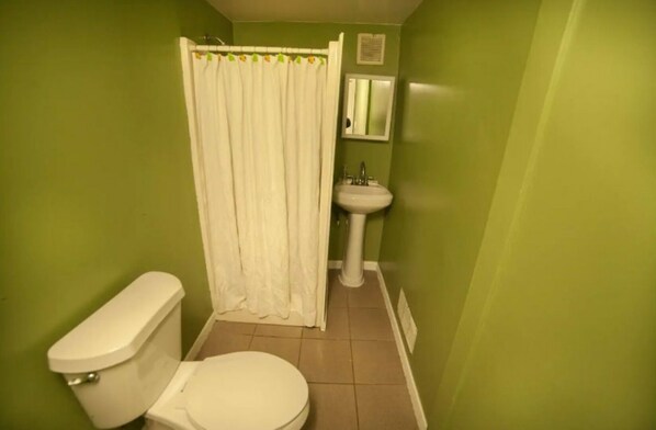 Doccia, asciugacapelli, asciugamani, sapone