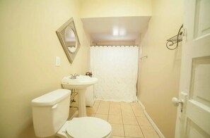 Doccia, asciugacapelli, asciugamani, sapone