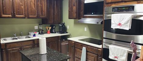 Een microgolfoven, een kookplaat, een koffiezetapparaat/waterkoker