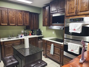 Een magnetron, een kookplaat, een koffiezetapparaat/waterkoker