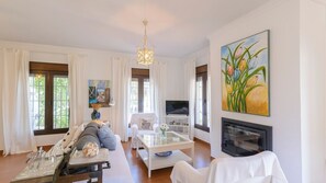 TV, fireplace - Fuentezuelas Pool Villa Sayalonga by Ruralidays (MĂĄlaga)