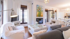 TV, fireplace - Fuentezuelas Pool Villa Sayalonga by Ruralidays (MĂĄlaga)