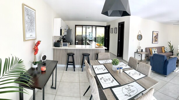 Un espacio habitable moderno con cocina, comedor y zona de estar.