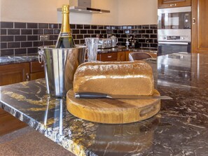 Oven, dishwasher, freezer - 3 bedroom accommodation in Melbourne, near Derby (Melbourne, near Derby)
