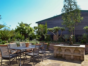 Outdoor dining - 3 bedroom accommodation in Melbourne, near Derby (Melbourne, near Derby)