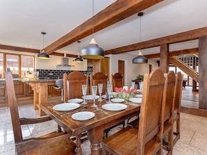 Dining - 3 bedroom accommodation in Melbourne, near Derby (Melbourne, near Derby)