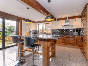 Oven, dishwasher, freezer - 3 bedroom accommodation in Melbourne, near Derby (Melbourne, near Derby)