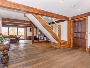 Entrance hall looking towards the living area | Olive Lodge, Melbourne, near Derby - 3 bedroom accommodation in Melbourne, near Derby (Melbourne, near Derby)
