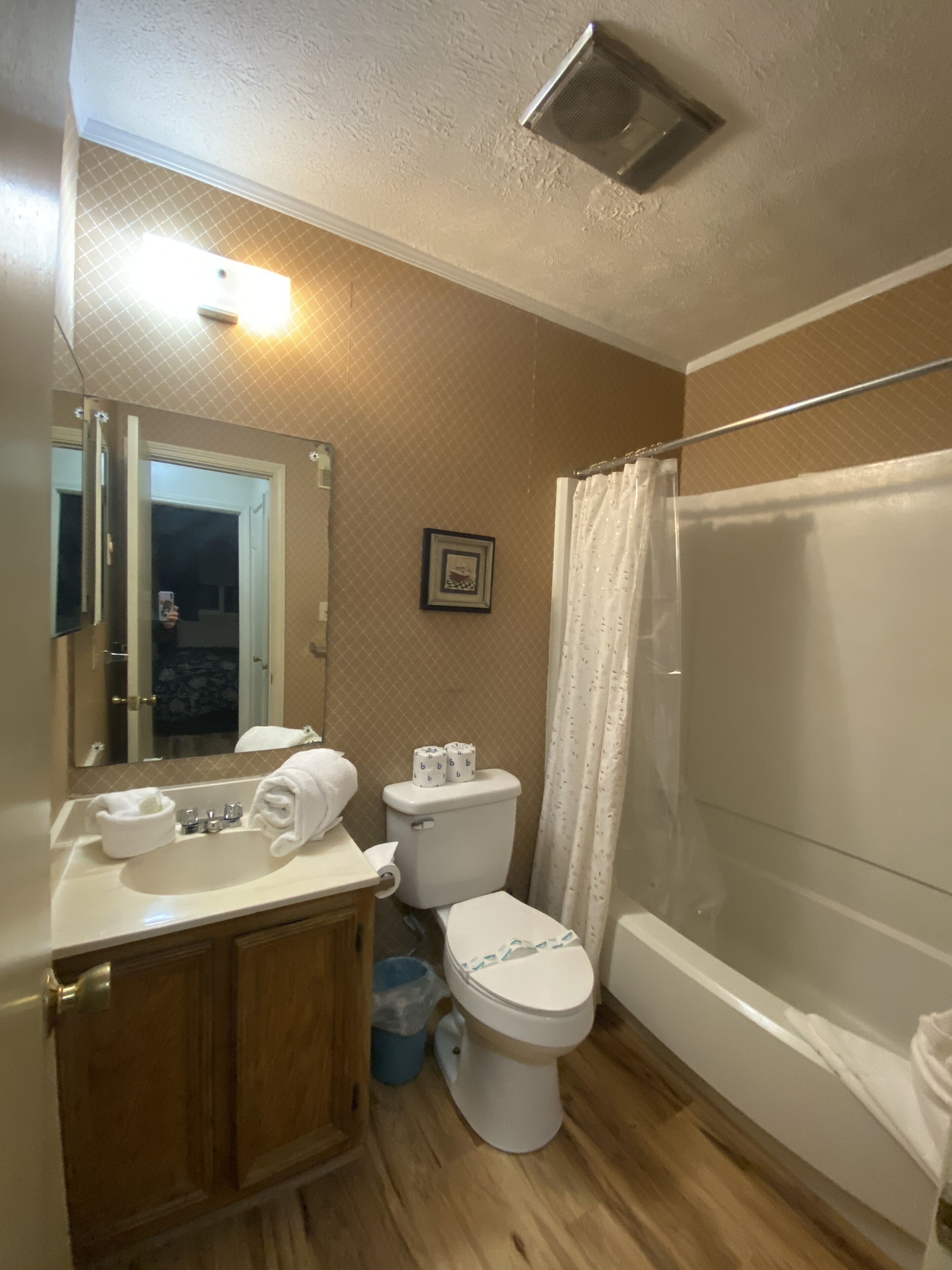 Un baño con lavamanos, inodoro y bañera.