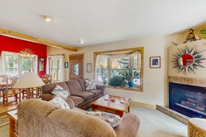 Fernseher, Kamin, DVD-Player