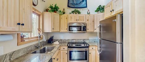 Kylskåp, mikrovågsugn, ugn och spishäll