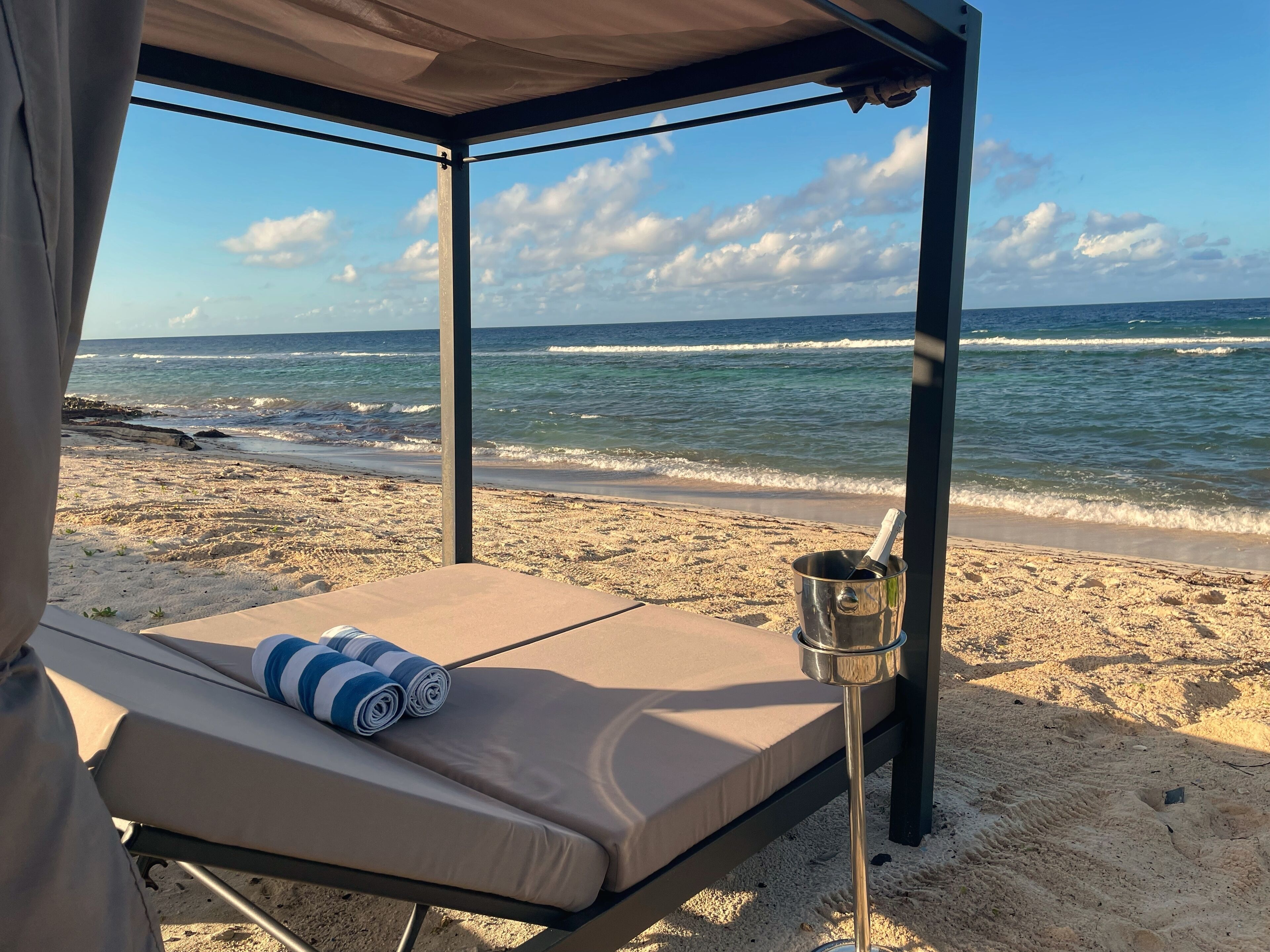 På stranden, solsenger og strandhåndklær