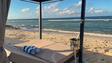 På stranden, solsenger og strandhåndklær