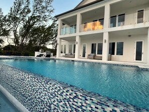 Inomhuspool och utomhuspool