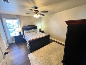 3 bedrooms, iron/ironing board, travel crib, free WiFi - Scenic False River, Walk to local bar/grill, 35 minutes from LSU (Oscar)