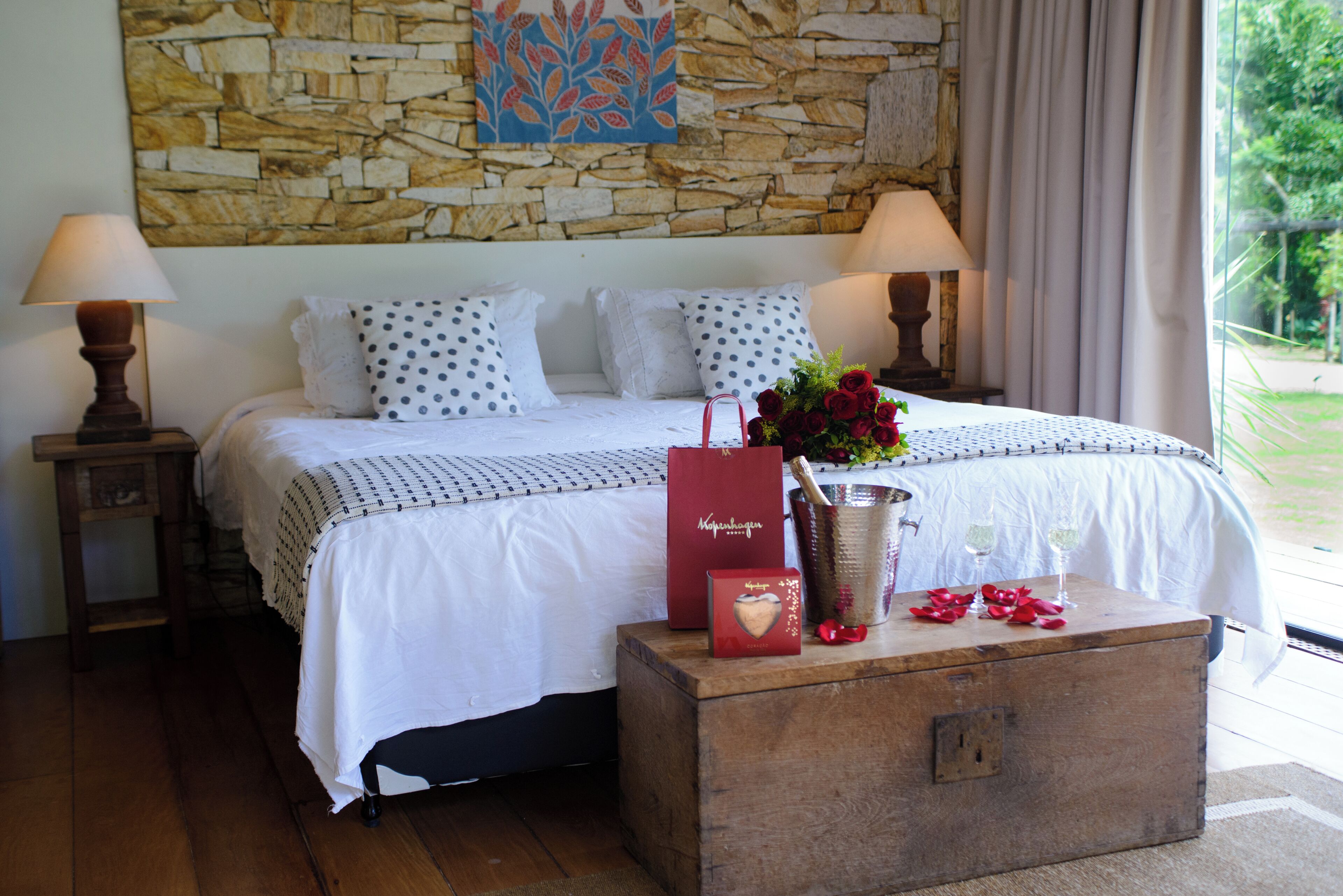 Minibar, free WiFi, bed sheets